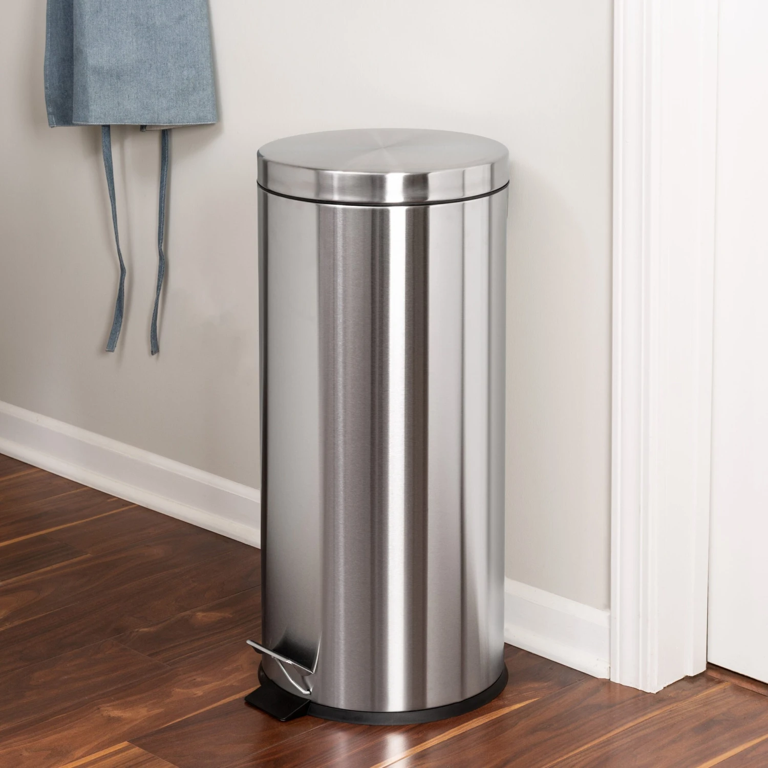 Silver 30L Stainless Steel Round Step Trash Can - Image 2